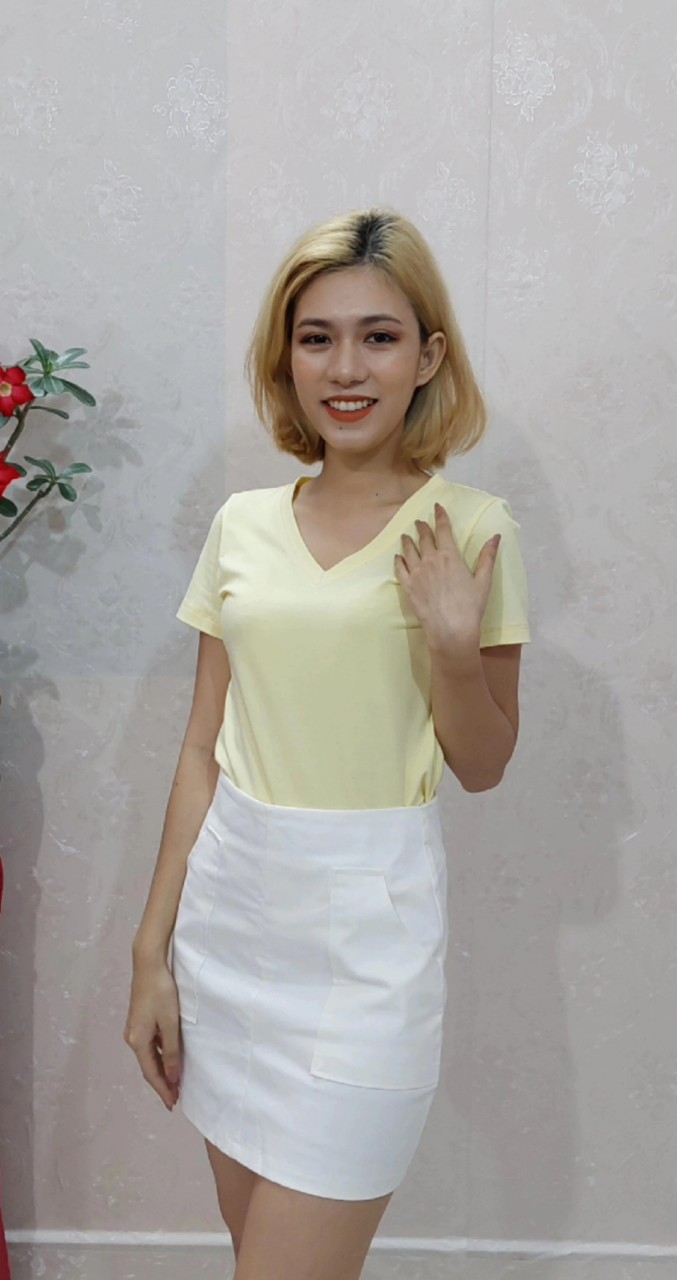 áo thun cổ tim màu vàng chang