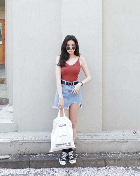 Phối áo thun nam với giày thể thao - Cách tạo phong cách năng động và trẻ trung Phối áo thun nam với giày thể thao - Cách tạo phong cách năng động và trẻ trung